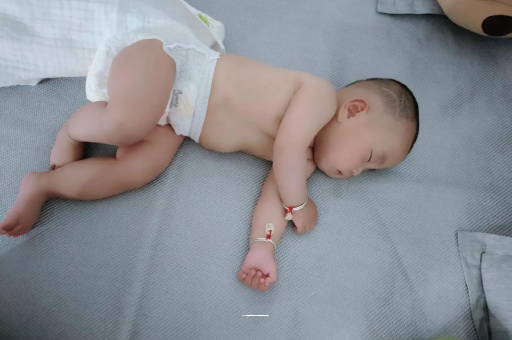 禹城两个月宝宝肚子胀气